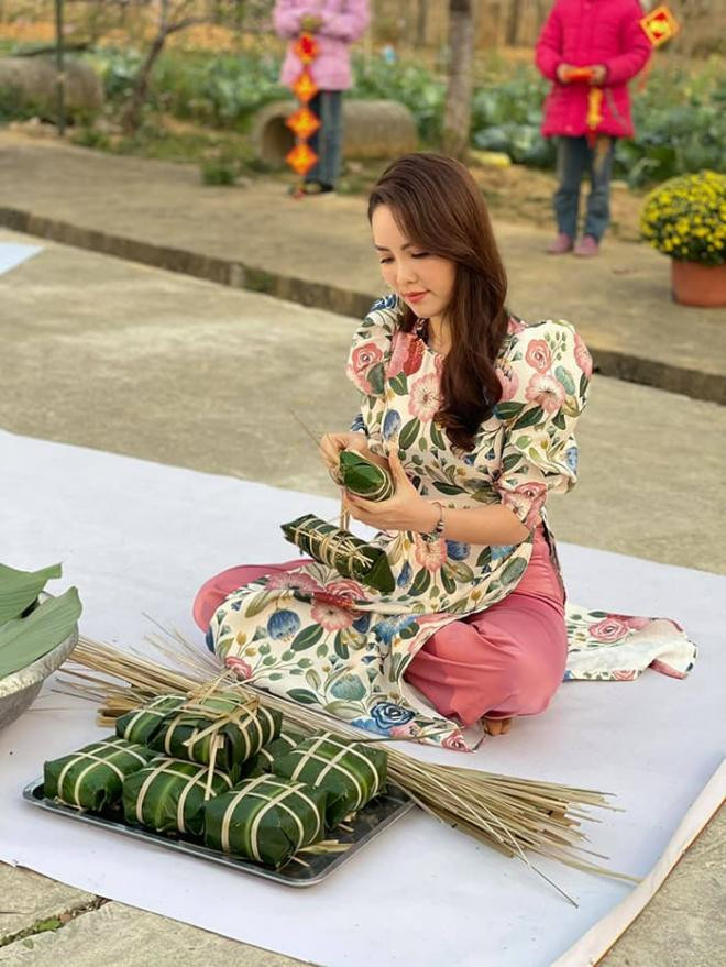 Một ngày đi làm tất bật từ hiện trường đến trường quay của Á hậu Thụy Vân 9 Một ngày đi làm tất bật từ hiện trường đến trường quay của Á hậu Thụy Vân 9