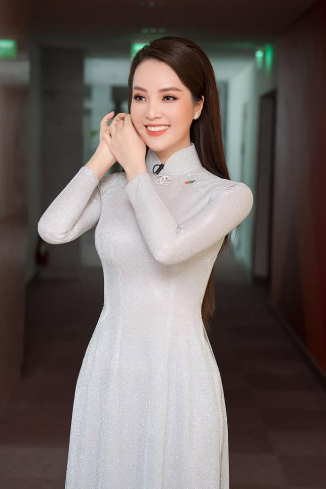 Một ngày đi làm tất bật từ hiện trường đến trường quay của Á hậu Thụy Vân 6 Một ngày đi làm tất bật từ hiện trường đến trường quay của Á hậu Thụy Vân 6