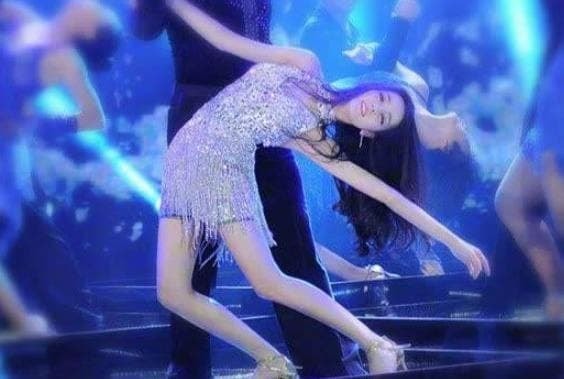 vóc dáng của cô đạt đỉnh của Địch Lệ Nhiệt Ba 2