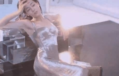 vóc dáng của cô đạt đỉnh của Địch Lệ Nhiệt Ba 0
