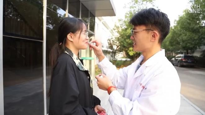 Nam sinh viên ngành dược chế tạo son tặng bạn gái khiến cư dân mạng nhao nhao 'Order đâu anh người yêu thế này' 7 Nam sinh viên ngành dược chế tạo son tặng bạn gái khiến cư dân mạng nhao nhao 'Order đâu anh người yêu thế này' 7