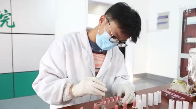 Nam sinh viên ngành dược chế tạo son tặng bạn gái khiến cư dân mạng nhao nhao 'Order đâu anh người yêu thế này' 6 Nam sinh viên ngành dược chế tạo son tặng bạn gái khiến cư dân mạng nhao nhao 'Order đâu anh người yêu thế này' 6