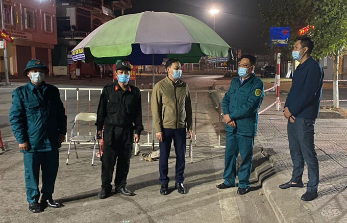 Đêm 1/2, ông Trương Mạnh Hùng, Chủ tịch UBND huyện Vân Đồn (đứng giữa) đi kiểm tra các chốt kiểm soát.