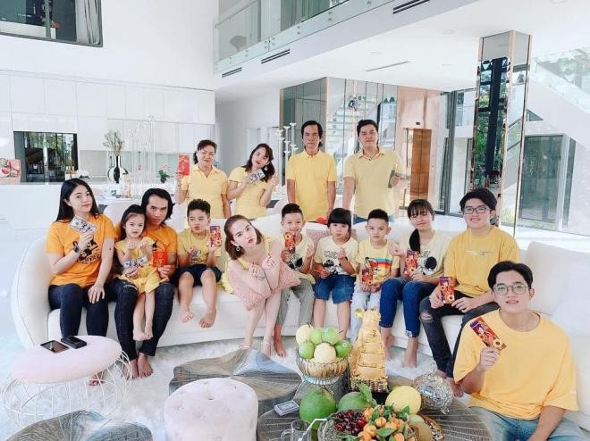 ngoc-trinh-khoe-anh-trang-tri-biet-thu-50-ty-dong-de-don-xuan-2021-c2a5b3da-ngoisaovn-w1000-h749 0