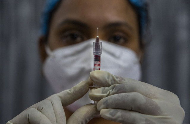 Hơn 106,6 triệu người mắc COVID-19 trên thế giới, Ấn Độ phát triển thêm 7 loại vaccine - Ảnh 1.