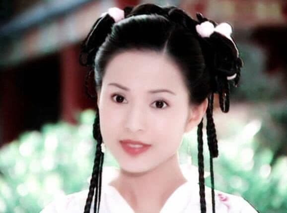 Đều cài những bông hoa nhỏ lên đầu, Lý Nhược Đồng, Huỳnh Dịch và Giả Tịnh Văn lại không gây kinh ngạc bằng người cuối cùng 6