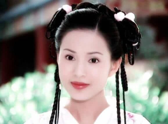 Đều cài những bông hoa nhỏ lên đầu, Lý Nhược Đồng, Huỳnh Dịch và Giả Tịnh Văn lại không gây kinh ngạc bằng người cuối cùng 5