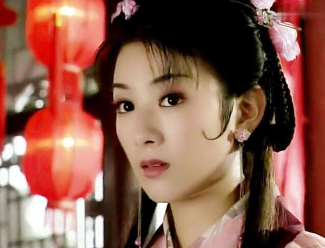 Đều cài những bông hoa nhỏ lên đầu, Lý Nhược Đồng, Huỳnh Dịch và Giả Tịnh Văn lại không gây kinh ngạc bằng người cuối cùng 3