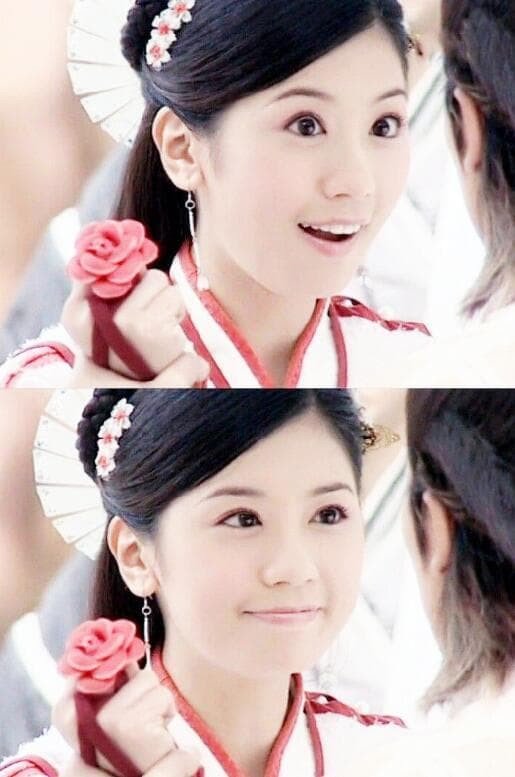 Đều cài những bông hoa nhỏ lên đầu, Lý Nhược Đồng, Huỳnh Dịch và Giả Tịnh Văn lại không gây kinh ngạc bằng người cuối cùng 2