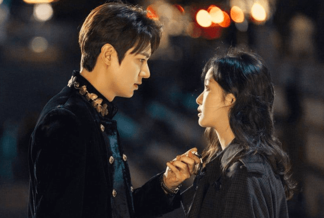 Bằng chứng Lee Min Ho hẹn hò Kim Go Eun không đâu xa mà ở ngay trên bức tường trong nhà nam chính 1 Bằng chứng Lee Min Ho hẹn hò Kim Go Eun không đâu xa mà ở ngay trên bức tường trong nhà nam chính 1