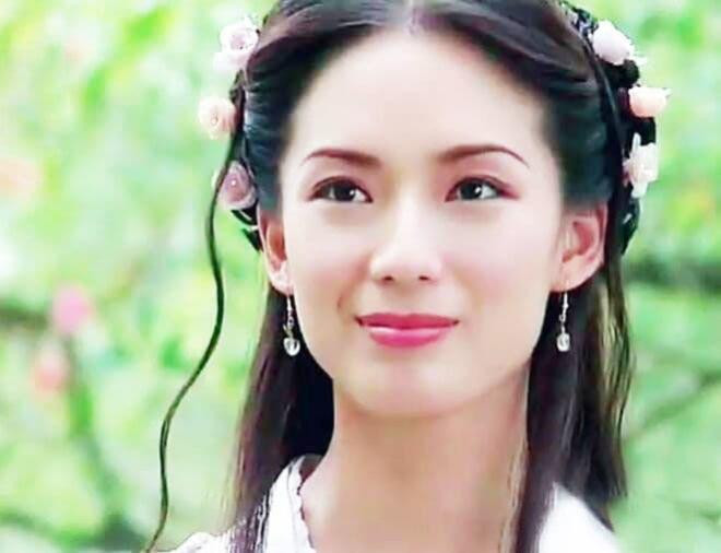Đều cài những bông hoa nhỏ lên đầu, Lý Nhược Đồng, Huỳnh Dịch và Giả Tịnh Văn lại không gây kinh ngạc bằng người cuối cùng 1
