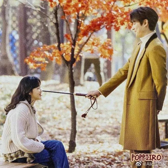Bằng chứng Lee Min Ho hẹn hò Kim Go Eun không đâu xa mà ở ngay trên bức tường trong nhà nam chính 5 Bằng chứng Lee Min Ho hẹn hò Kim Go Eun không đâu xa mà ở ngay trên bức tường trong nhà nam chính 5
