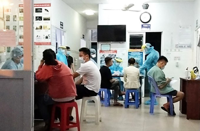 Nhân viên y tế quận Bình Thạnh lấy mẫu xét nghiệm giám sát đợt hai đối với nhân viên làm việc tại sân bay Tân Sơn Nhất ngày 9/2. Ảnh: Trung tâm Kiểm soát bệnh tật TP HCM.