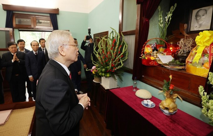 Tổng Bí thư, Chủ tịch nước Nguyễn Phú Trọng dâng hương tưởng niệm Chủ tịch Hồ Chí Minh tại nhà 67, Phủ Chủ tịch.