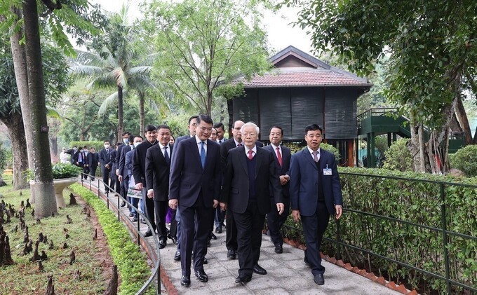 Cùng đi với Tổng Bí thư, Chủ tịch nước Nguyễn Phú Trọng (giữa) có Bí thư Trung ương Đảng, Chánh Văn phòng Trung ương Lê Minh Hưng (đầu tiên bên trái). Ảnh: TTXVN