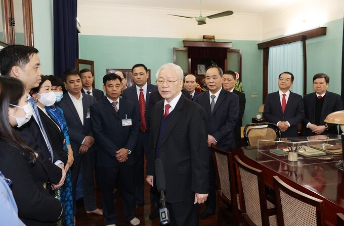 Tổng Bí thư, Chủ tịch nước Nguyễn Phú Trọng nói chuyện thân mật với cán bộ, nhân viên Khu Di tích Chủ tịch Hồ Chí Minh ở Phủ Chủ tịch. Ảnh: TTXVN
