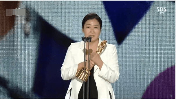 Lễ trao giải Rồng Xanh của Hàn Quốc: Yoo Ah In đánh bại Lee Byung Hyun giành giải diễn viên được yêu thích nhất 0