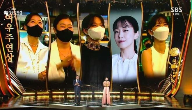 Lễ trao giải Rồng Xanh của Hàn Quốc: Yoo Ah In đánh bại Lee Byung Hyun giành giải diễn viên được yêu thích nhất 2