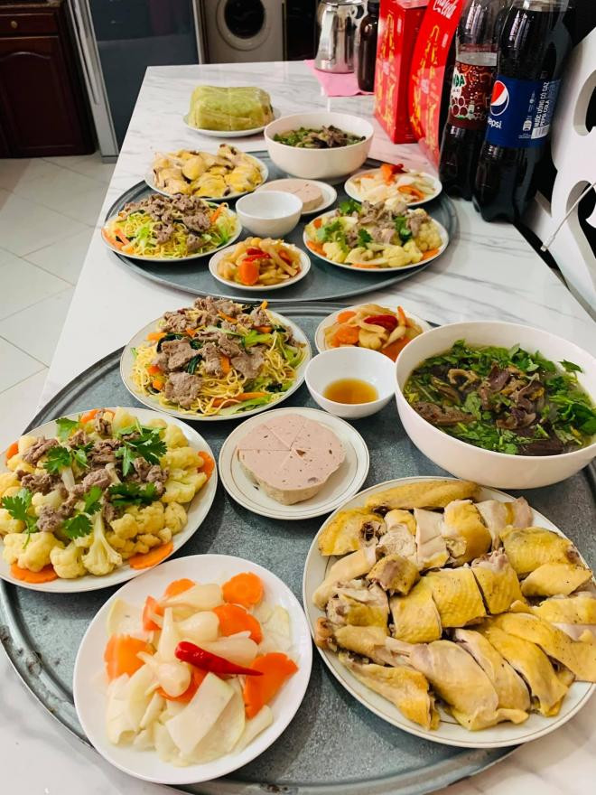 mâm cơm tất niên 2 mâm cơm tất niên 2