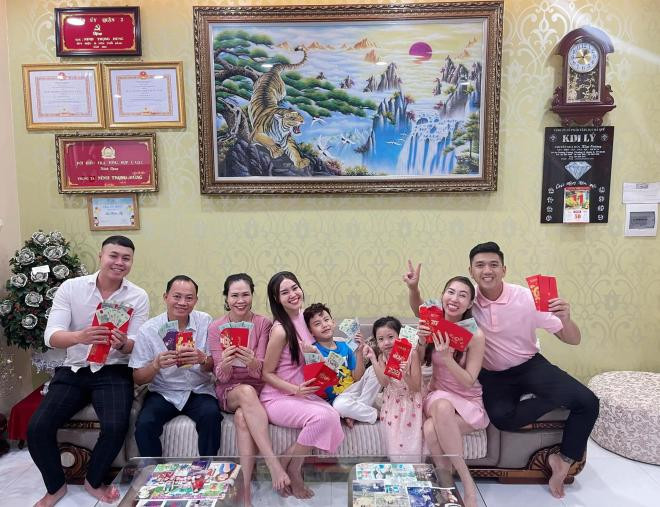 sao Việt đón giao thừa bên gia đình 6 sao Việt đón giao thừa bên gia đình 6