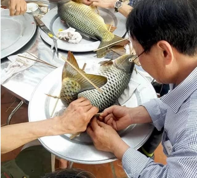 Mâm cỗ 'duyệt nàng dâu' ở quê sếp Tùng: 2 tầng 8 món 14 đĩa, đặc biệt nhất là 'cá chép nằm võng' mất 10 tiếng để làm 3 Mâm cỗ 'duyệt nàng dâu' ở quê sếp Tùng: 2 tầng 8 món 14 đĩa, đặc biệt nhất là 'cá chép nằm võng' mất 10 tiếng để làm 3