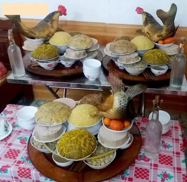 Mâm cỗ 'duyệt nàng dâu' ở quê sếp Tùng: 2 tầng 8 món 14 đĩa, đặc biệt nhất là 'cá chép nằm võng' mất 10 tiếng để làm 1 Mâm cỗ 'duyệt nàng dâu' ở quê sếp Tùng: 2 tầng 8 món 14 đĩa, đặc biệt nhất là 'cá chép nằm võng' mất 10 tiếng để làm 1