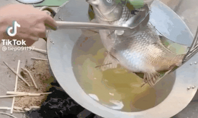 Mâm cỗ 'duyệt nàng dâu' ở quê sếp Tùng: 2 tầng 8 món 14 đĩa, đặc biệt nhất là 'cá chép nằm võng' mất 10 tiếng để làm 0 Mâm cỗ 'duyệt nàng dâu' ở quê sếp Tùng: 2 tầng 8 món 14 đĩa, đặc biệt nhất là 'cá chép nằm võng' mất 10 tiếng để làm 0