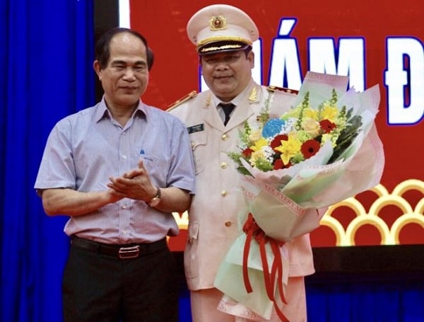pho-bi-thu-tinh-uy-chu-tich-ubnd-tinh-gia-lai-vo-ngoc-thanh-chuc-mung-thieu-tuong-ral-lan-lam-w600-h455.jpg