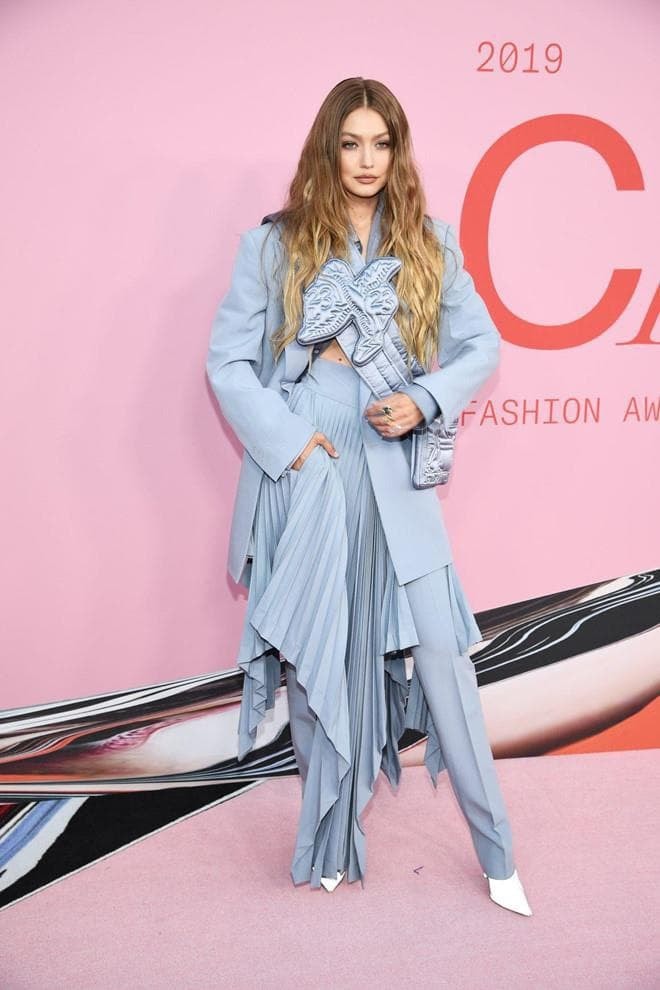 Gucci bị tố ăn cắp ý tưởng của nghệ sĩ Việt, nhìn ảnh gốc rồi xem hình Gucci mới ngã ngửa vì quá 'phèn' 0