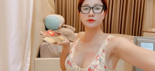 sao Việt mua vàng ngày vía Thần Tài 4
