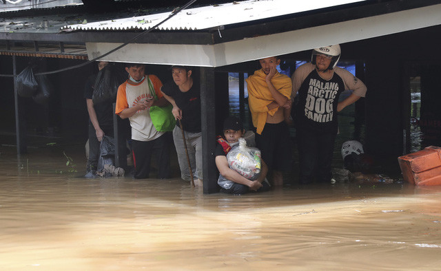 Lũ lụt nghiêm trọng ở thủ đô Jakarta của Indonesia, 5 người thiệt mạng - Ảnh 1.