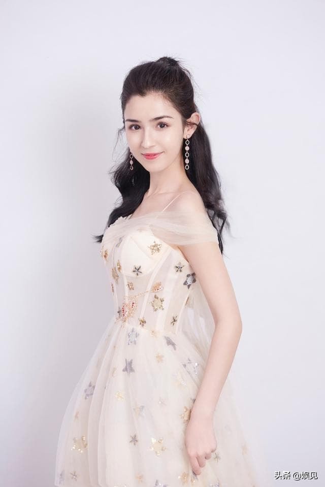 Trong 6 mỹ nhân Tân Cương, Đồng Lệ Á và Địch Lệ Nhiệt Ba vẫn xếp sau người này 6