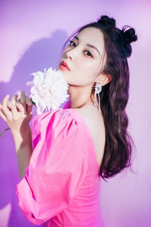 Trong 6 mỹ nhân Tân Cương, Đồng Lệ Á và Địch Lệ Nhiệt Ba vẫn xếp sau người này 4