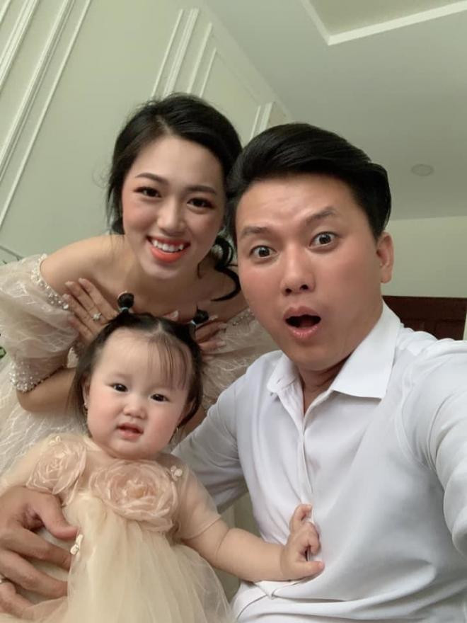 nhoc-ti-nha-quach-ngoc-tuyen-di-chup-anh-cuoi-voi-bo-me-8c91e483-ngoisaovn-w720-h960 2 nhoc-ti-nha-quach-ngoc-tuyen-di-chup-anh-cuoi-voi-bo-me-8c91e483-ngoisaovn-w720-h960 2