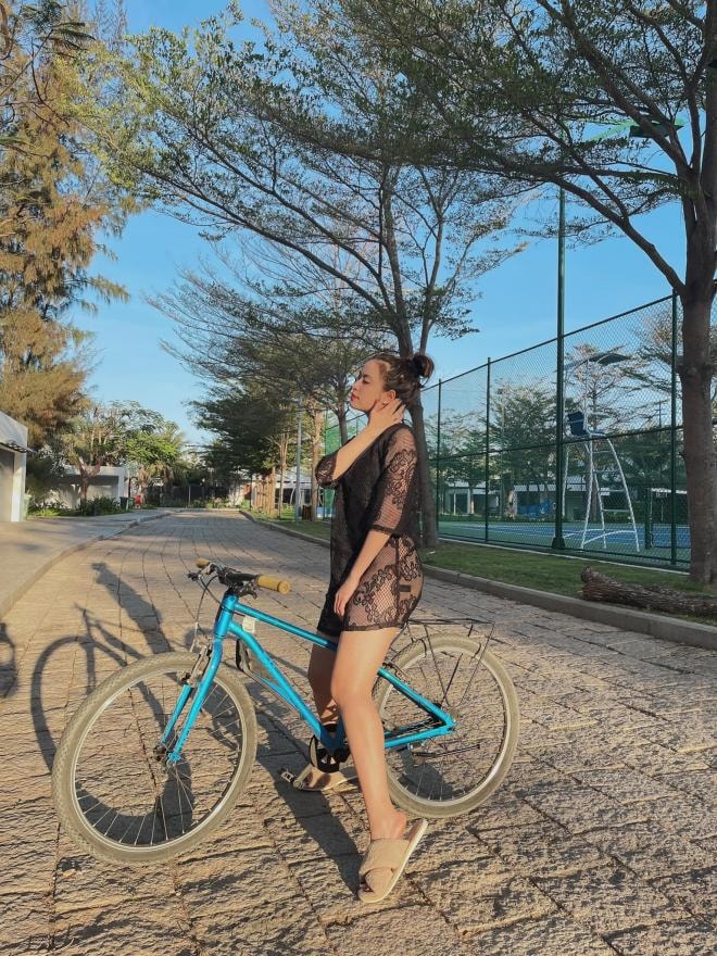 Chỉ với bikini và áo lưới, Hoàng Thùy Linh phô diễn body mướt mắt bất chấp tuổi 33 5