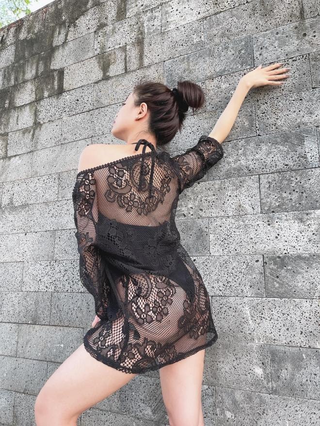 Chỉ với bikini và áo lưới, Hoàng Thùy Linh phô diễn body mướt mắt bất chấp tuổi 33 3