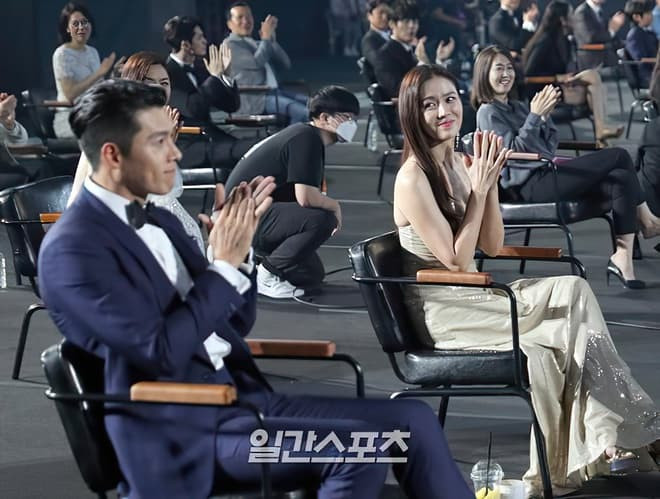 Khoảnh khắc của Hyun Bin - Son Ye Jin bất ngờ sốt trở lại: Suốt 19 giây giữ mãi hành động này là đủ biết 'nghiện' người yêu thế nào 4 Khoảnh khắc của Hyun Bin - Son Ye Jin bất ngờ sốt trở lại: Suốt 19 giây giữ mãi hành động này là đủ biết 'nghiện' người yêu thế nào 4