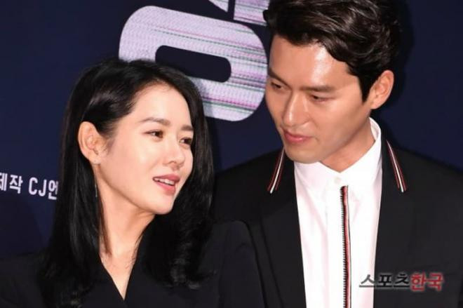 Khoảnh khắc của Hyun Bin - Son Ye Jin bất ngờ sốt trở lại: Suốt 19 giây giữ mãi hành động này là đủ biết 'nghiện' người yêu thế nào 1 Khoảnh khắc của Hyun Bin - Son Ye Jin bất ngờ sốt trở lại: Suốt 19 giây giữ mãi hành động này là đủ biết 'nghiện' người yêu thế nào 1
