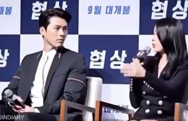 Khoảnh khắc của Hyun Bin - Son Ye Jin bất ngờ sốt trở lại: Suốt 19 giây giữ mãi hành động này là đủ biết 'nghiện' người yêu thế nào 4 Khoảnh khắc của Hyun Bin - Son Ye Jin bất ngờ sốt trở lại: Suốt 19 giây giữ mãi hành động này là đủ biết 'nghiện' người yêu thế nào 4