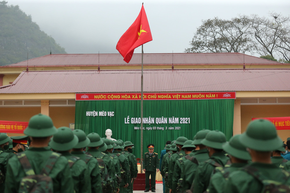 [Ảnh] Tân binh vùng phên dậu phía Bắc Tổ quốc lên đường nhập ngũ - Ảnh 1.