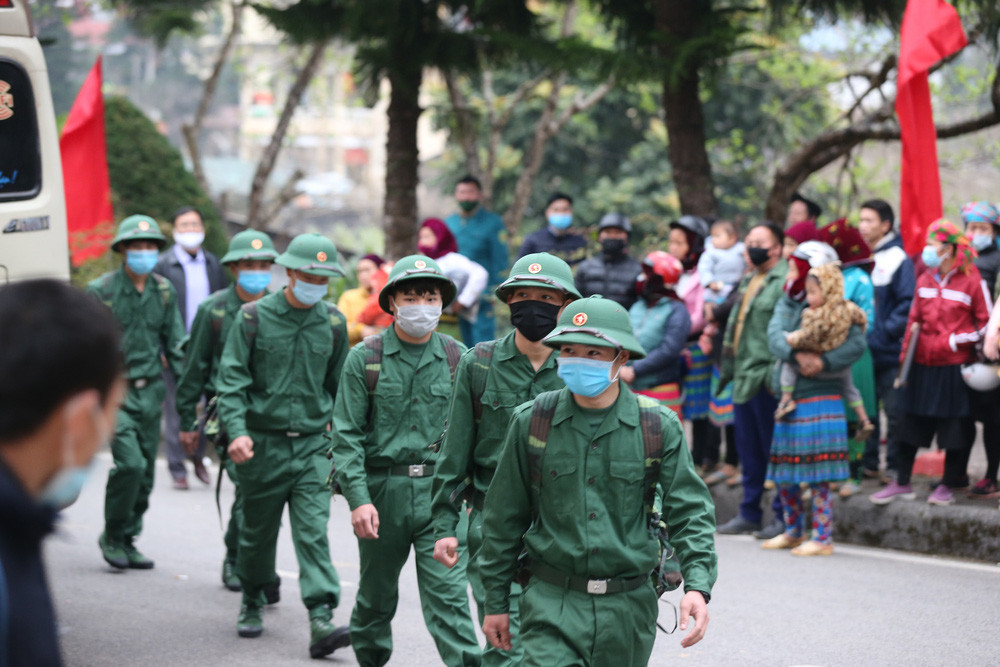 [Ảnh] Tân binh vùng phên dậu phía Bắc Tổ quốc lên đường nhập ngũ - Ảnh 4.