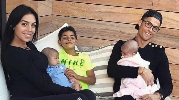 Bạn gái Ronaldo chăm 4 con không quên giữ dáng, lên bìa tạp chí còn nóng bỏng thế này hỏi sao Ronaldo không 'say như điếu đổ' 1
