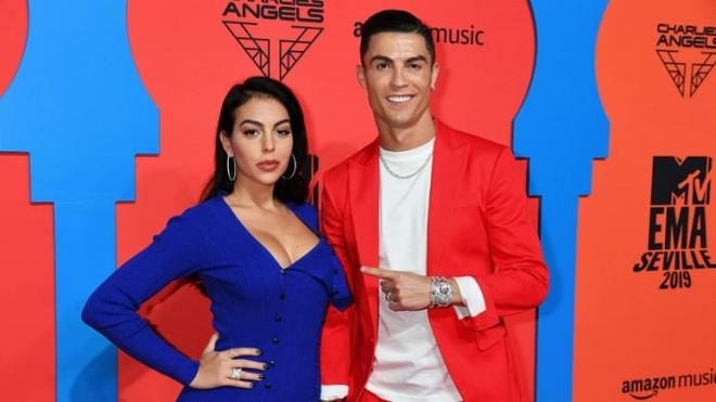Bạn gái Ronaldo chăm 4 con không quên giữ dáng, lên bìa tạp chí còn nóng bỏng thế này hỏi sao Ronaldo không 'say như điếu đổ' 6