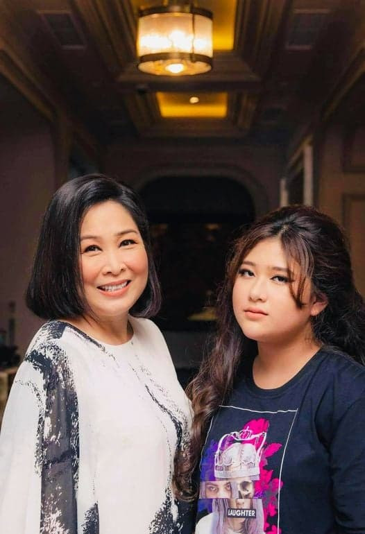 học phí của con gái Hồng Vân  1