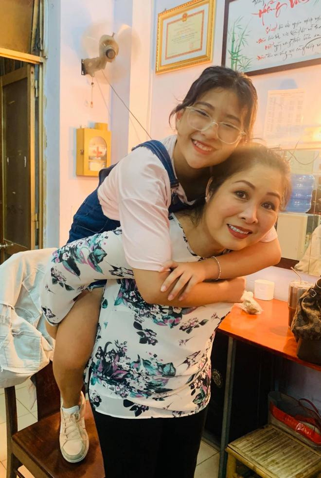học phí của con gái Hồng Vân  0