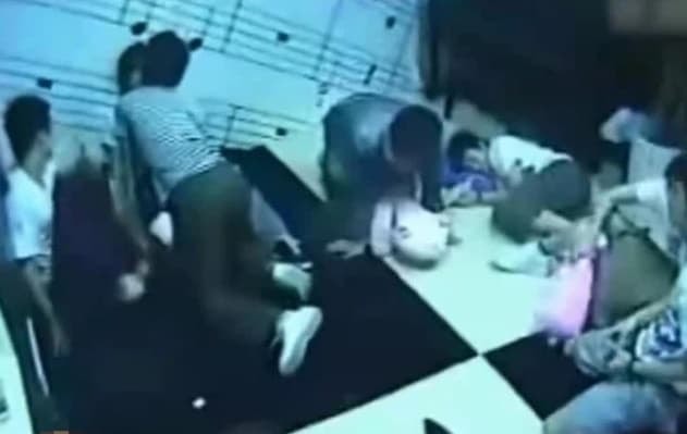 'Mỹ nam điện ảnh' Tỉnh Bách Nhiên lộ video lao vào hôn sao nam, nghi vấn yêu Nghê Ni chỉ để làm 'bình phong'? 0