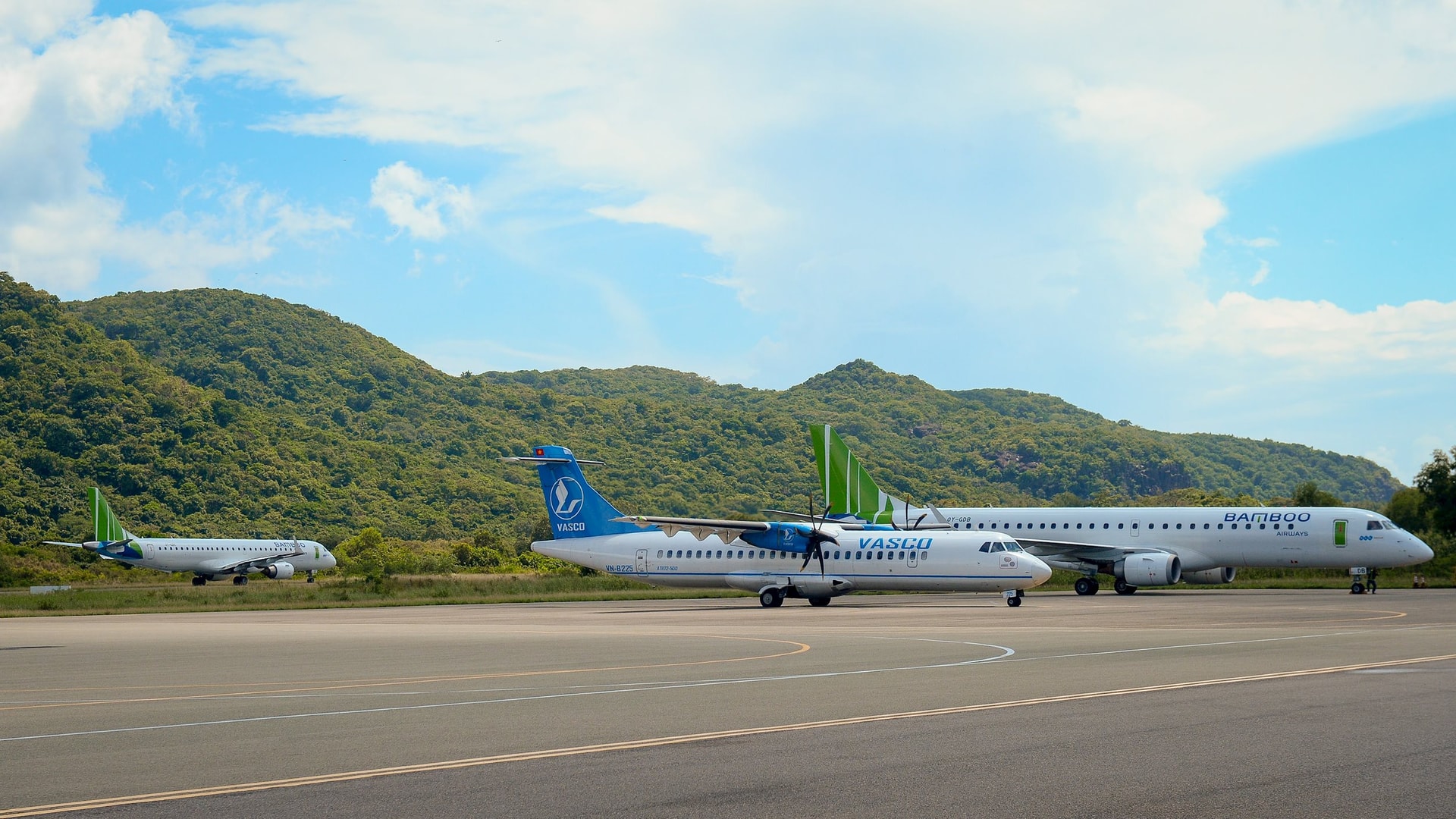 may-bay-embraer-e195-cua-bamboo-airways-tai-con-dao.jpg