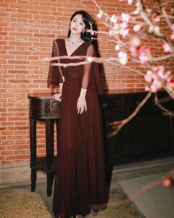 Hành trình 'lên hương' của Triệu Lệ Dĩnh: từ cô gái 'biến đồ hiệu thành đồ chợ' đến nữ minh tinh khí chất ngút ngàn 10