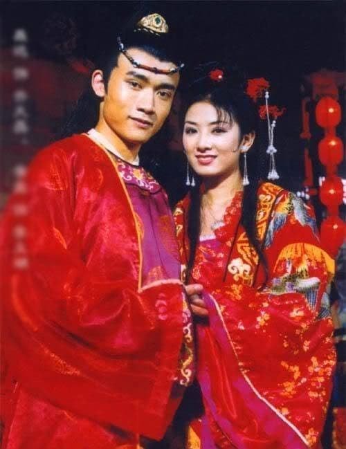 Huỳnh Dịch gây sốt khi mặc lại trang phục 'Lên nhầm kiệu hoa được chồng như ý' sau 21 năm,  8