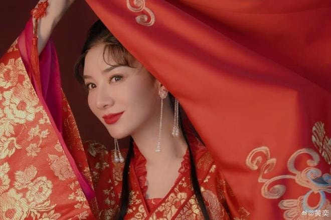 Huỳnh Dịch gây sốt khi mặc lại trang phục 'Lên nhầm kiệu hoa được chồng như ý' sau 21 năm,  6
